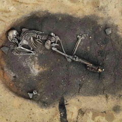 Neolithic burial of a man with cranial injuries