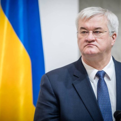 Портрет Андрія Сибіги на фоні Верховної Ради