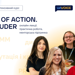 Группа людей обсуждает вопросы на курсе