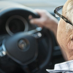 Літні водії на дорозі