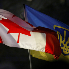 Логотип України та прапори Канади