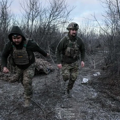 Изображение десятка военнослужащих в конце