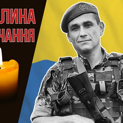 Дизайнер Вадим Балановский с памятной монетой