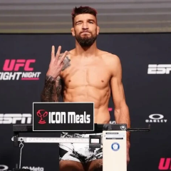 Амосов провів дебютний поєдинок у UFC
