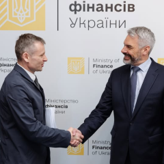 Photo of a prominent figure against the backdrop of the Ukrainian state flag