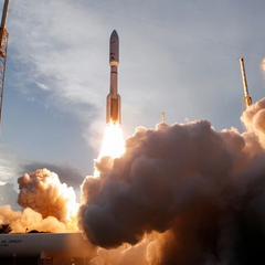 Промо-зображення спутника Amazon в космосі