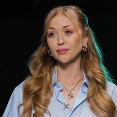 Співачка Валевська на сцені