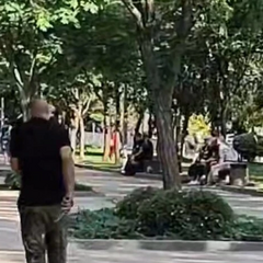 Чоловік з ножем чіпляється до дітей