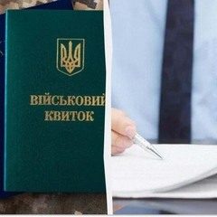 Мужчина с кейсом на фоне отправляется за границу