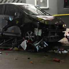 Автомобіль влетів у натовп біля нічного клубу