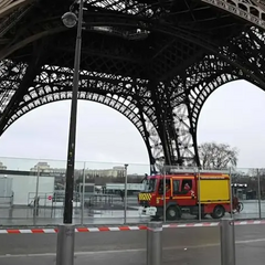 Пожежа в Ейфелевій вежі: евакуація тисяч людей