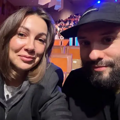 Розовий смішний гуморист розлучається з дружиною