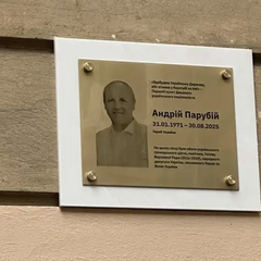 Меморіальна таблиця на місці вбивства Парубія