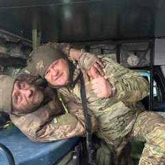 Украинский военный держит двух российских военных