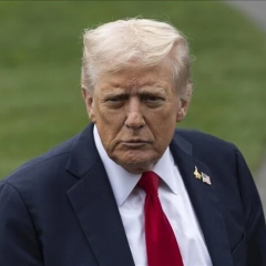 Дональд Трамп разговаривает по телефону