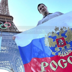 Російський журналіст вивісив прапор РФ на Ейфелевій вежі