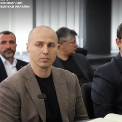 Группа детективов работает в колл-центре