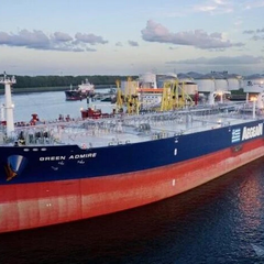 Задержанный нефтяной танкер в порту