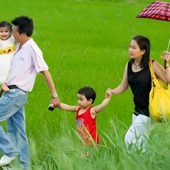 Багатодітна родина в'єтнамської пари