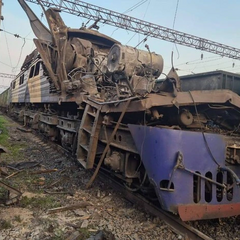 Потерті вагони локомотиву на залізниці