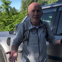 Поляк на могиле подруги в зоне боевых действий