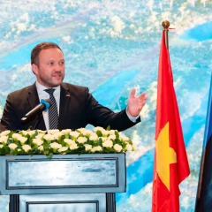 Глава МЗС критикує президента за діалог з Росією