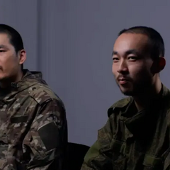 Китайські полонені демонструють дисципліну української армії