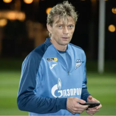 Анатолій Тимощук із футболом в руках