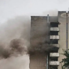 Отель открывает огонь, люди в спасательных жилетах