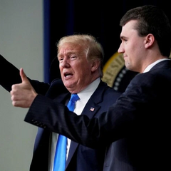 Портрет Чарлі Кіра на фоні прапора США