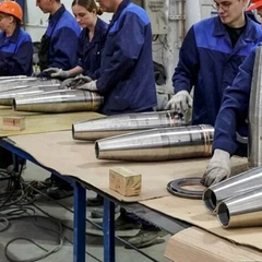 Студенти працюють на військовому заводі