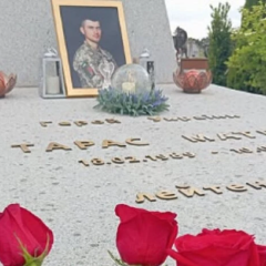 Поврежденная могила Героя Украины Тараса Матвиева
