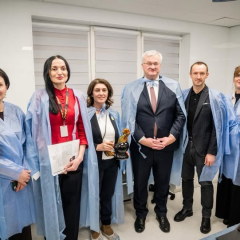 MFA and donors hand over microscope to Hearing Center for military