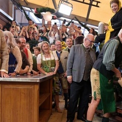 Люди на Октоберфесте в Мюнхене