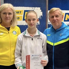 Юна українська бадмінтоністка на підіумі