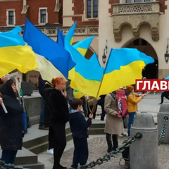 Українські біженці перетинають кордон у Польщі