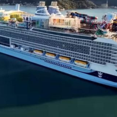 Лайнер Legend of the Seas на море