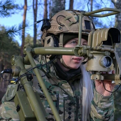 Женщины занимаются рекрутингом в Минобороне