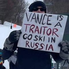 Демонстранти катать на лижах Росія