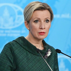 Захарова выступает на пресс-конференции