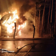 Пожежники гасять вогні під обстрілами