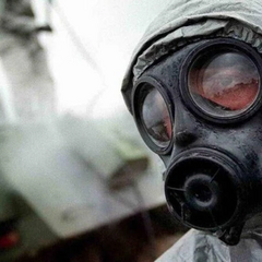 Изображение: группа людей в защитных костюмах