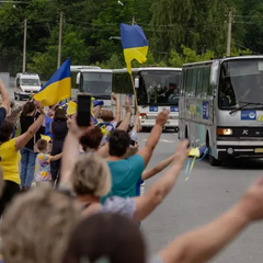 Українці зустрічають звільнених захисників: ексклюзивні кадри