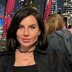 Блогерка Алхім за рулем автомобиля