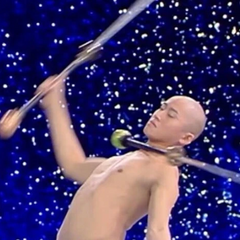 Человек с поднятым языком установил рекорд