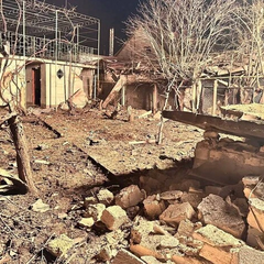 Пошкоджені будинки та газова труба