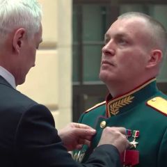Меморіальний вогонь на фоні прапора України