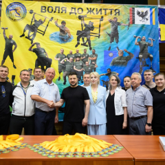 Зеленський грає в настільний теніс