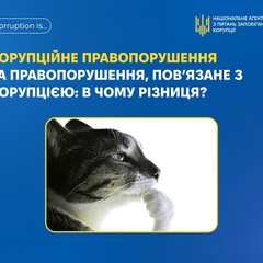 Людина підписує документи у суді