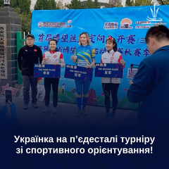 Дівчина на велосипеді у місті Китаю